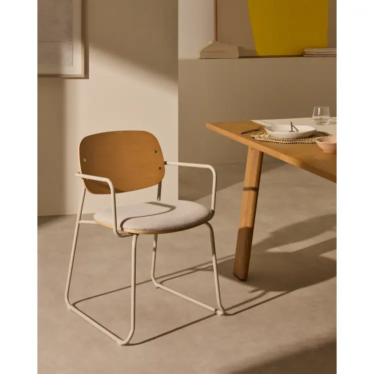 Стул Meli с подлокотниками с сиденьем из бежевого шенилла и бежевыми металлическими ножками