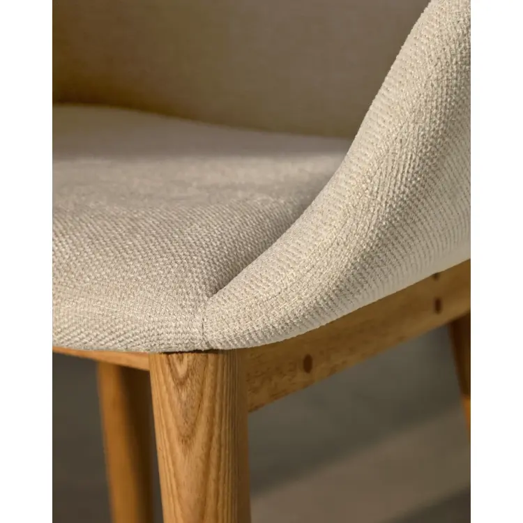 Стул Konna бежевого цвета с ножками из массива ясеня