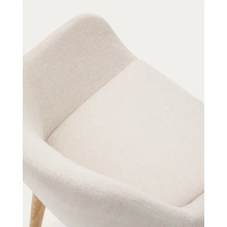 Стул Konna бежевого цвета с ножками из массива ясеня