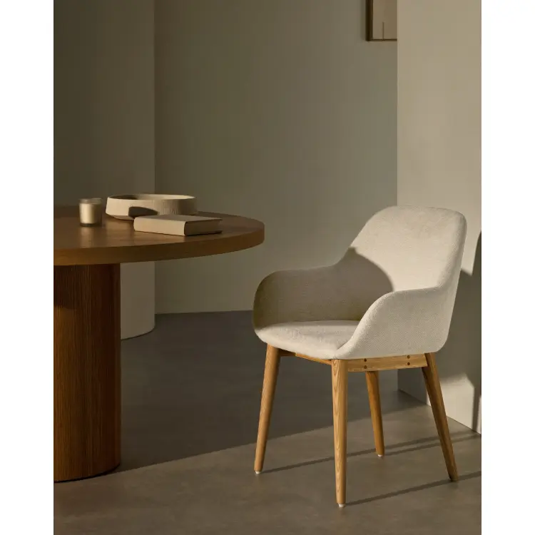 Стул Konna бежевого цвета с ножками из массива ясеня