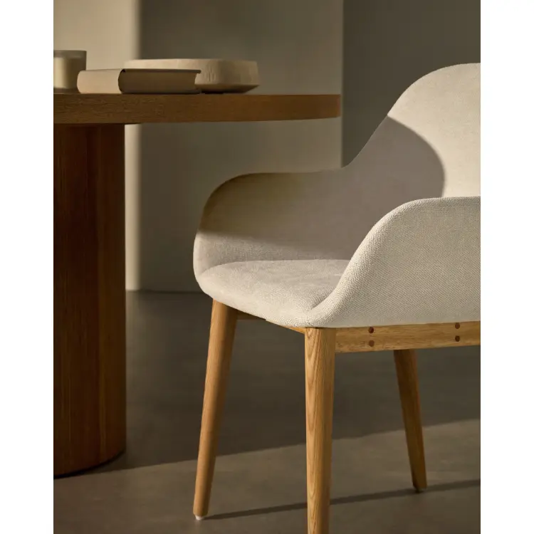 Стул Konna бежевого цвета с ножками из массива ясеня