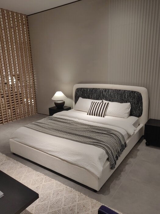 Двуспальная кровать на ножках Utopia