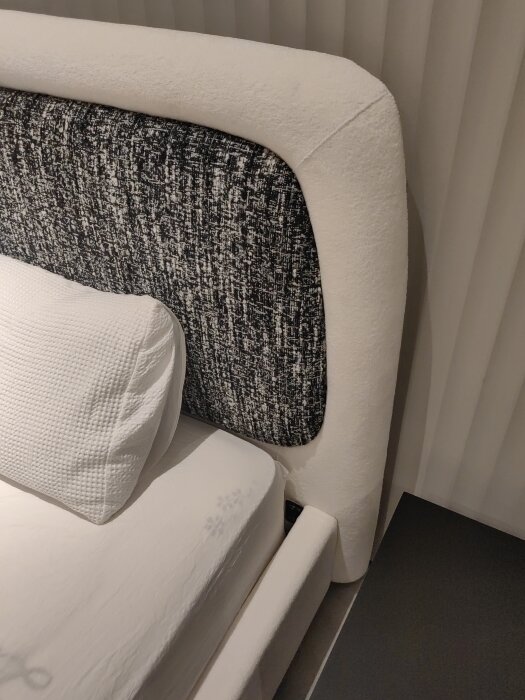 Двуспальная кровать на ножках Utopia