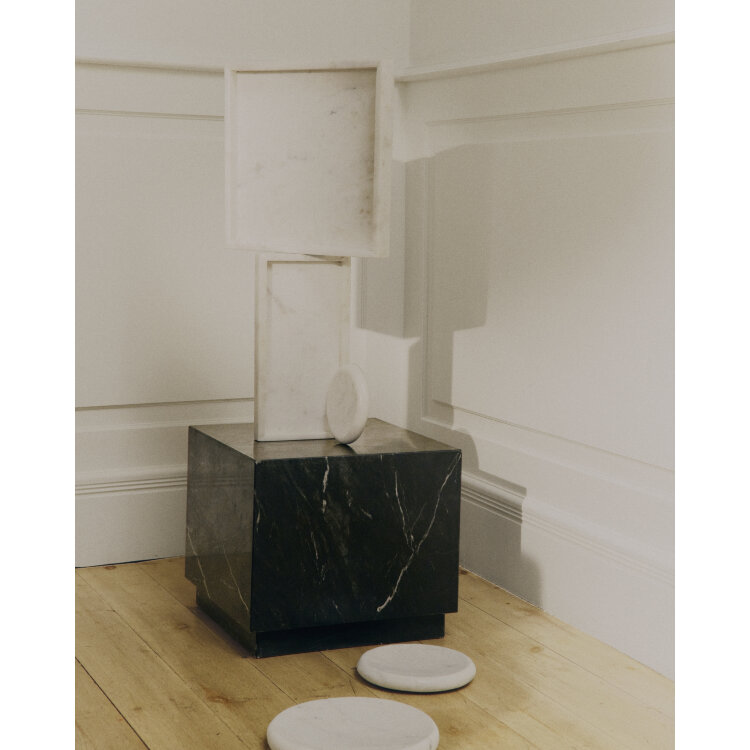 Приставной столик Sorein из черного мрамора 40 x 40 см