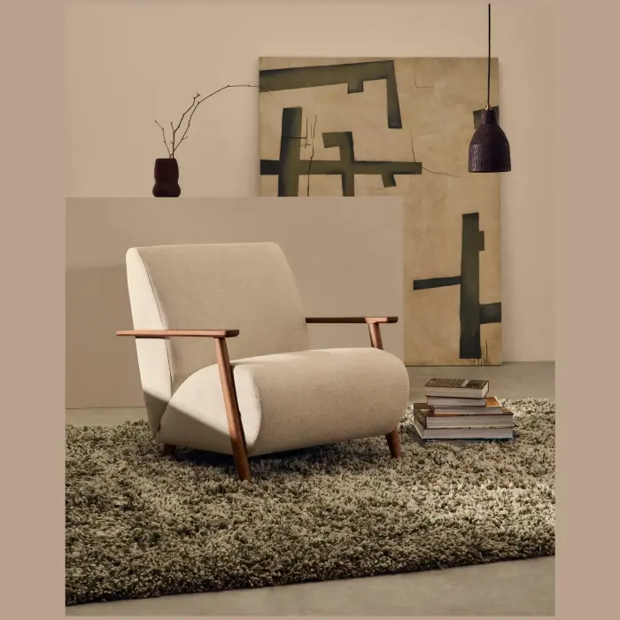 Кресло Meghan из жемчужного шенилла и массива ясеня с отделкой под орех