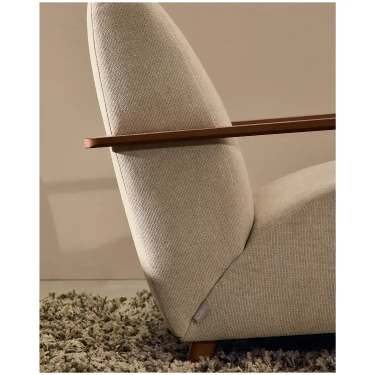 Кресло Meghan из жемчужного шенилла и массива ясеня с отделкой под орех