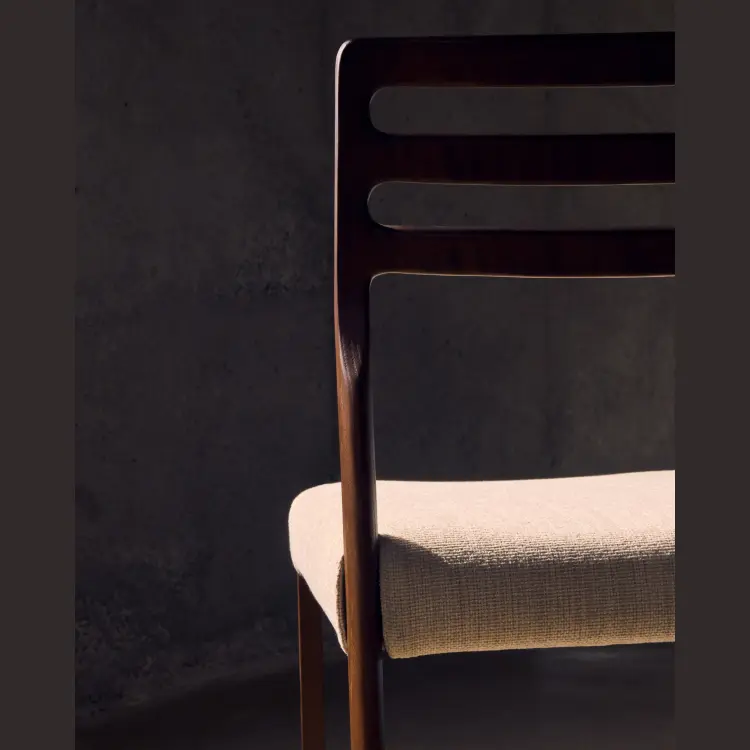 Стул Cudia из бежевой синели из массива дуба с отделкой орех FSC Mix Credi