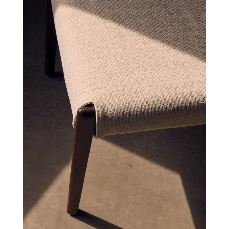 Стул Cudia из бежевой синели из массива дуба с отделкой орех FSC Mix Credi