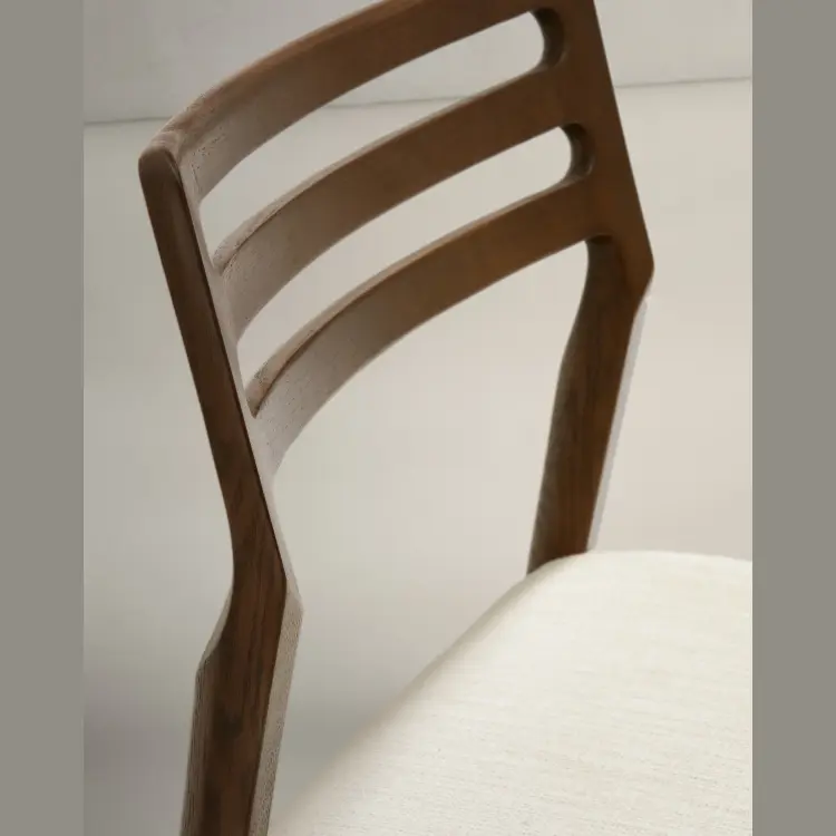 Стул Cudia из бежевой синели из массива дуба с отделкой орех FSC Mix Credi