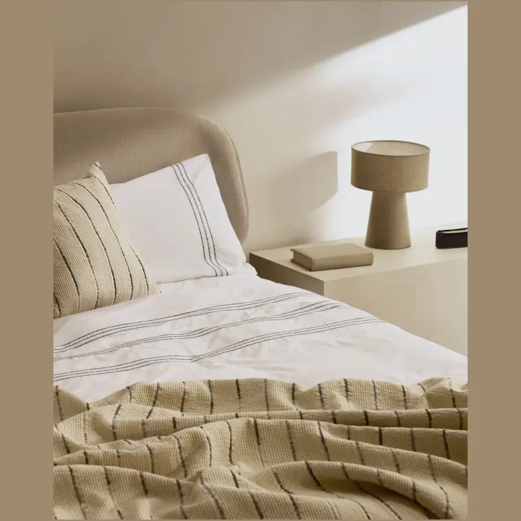 Octavia Кровать из ясеневой фанеры с белым мягким изголовьем 180 x 200 см